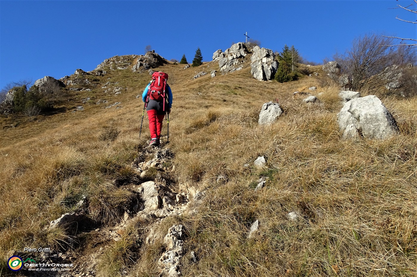 28 In ripida salita verso la croce del Monte Castello.JPG